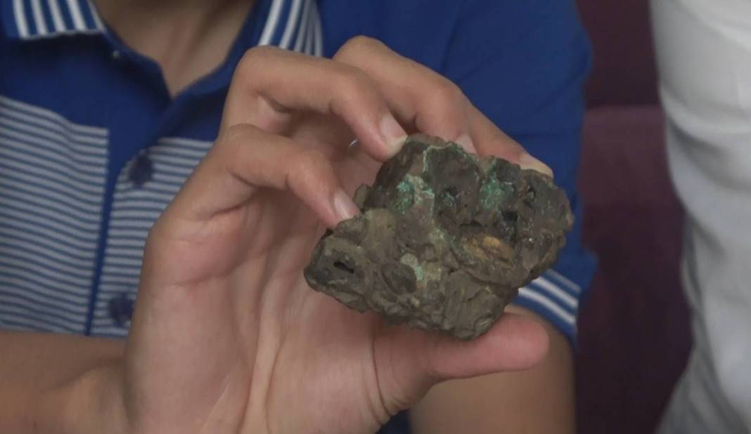 Otlakta bulduğu taş parçasını göktaşı diye alıp eve götürdü: Uyurken yaşadıkları nedeniyle bin pişman oldu! 4